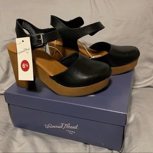 Universal Thread Sandals
